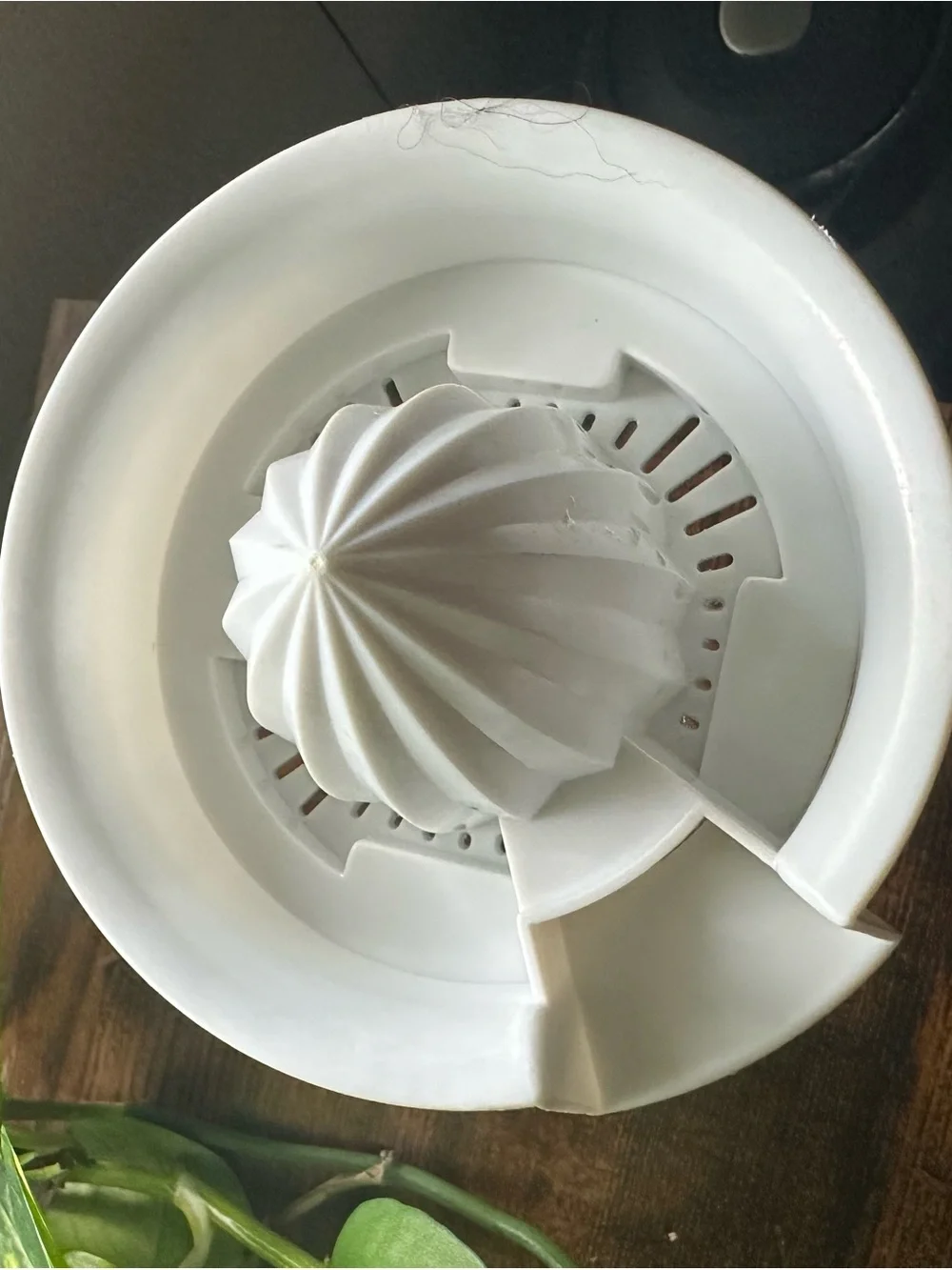White Manual Citrus Juicer with Glass Juice Jar